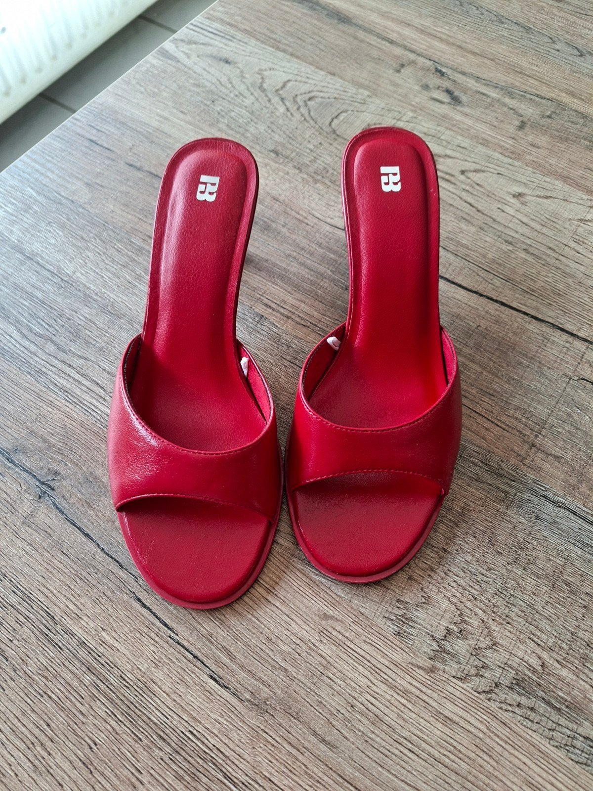 Rode muiltjes - maat 37, Kleding | Dames, Schoenen, Ophalen of Verzenden, Zo goed als nieuw, Pull & Bear, Rood