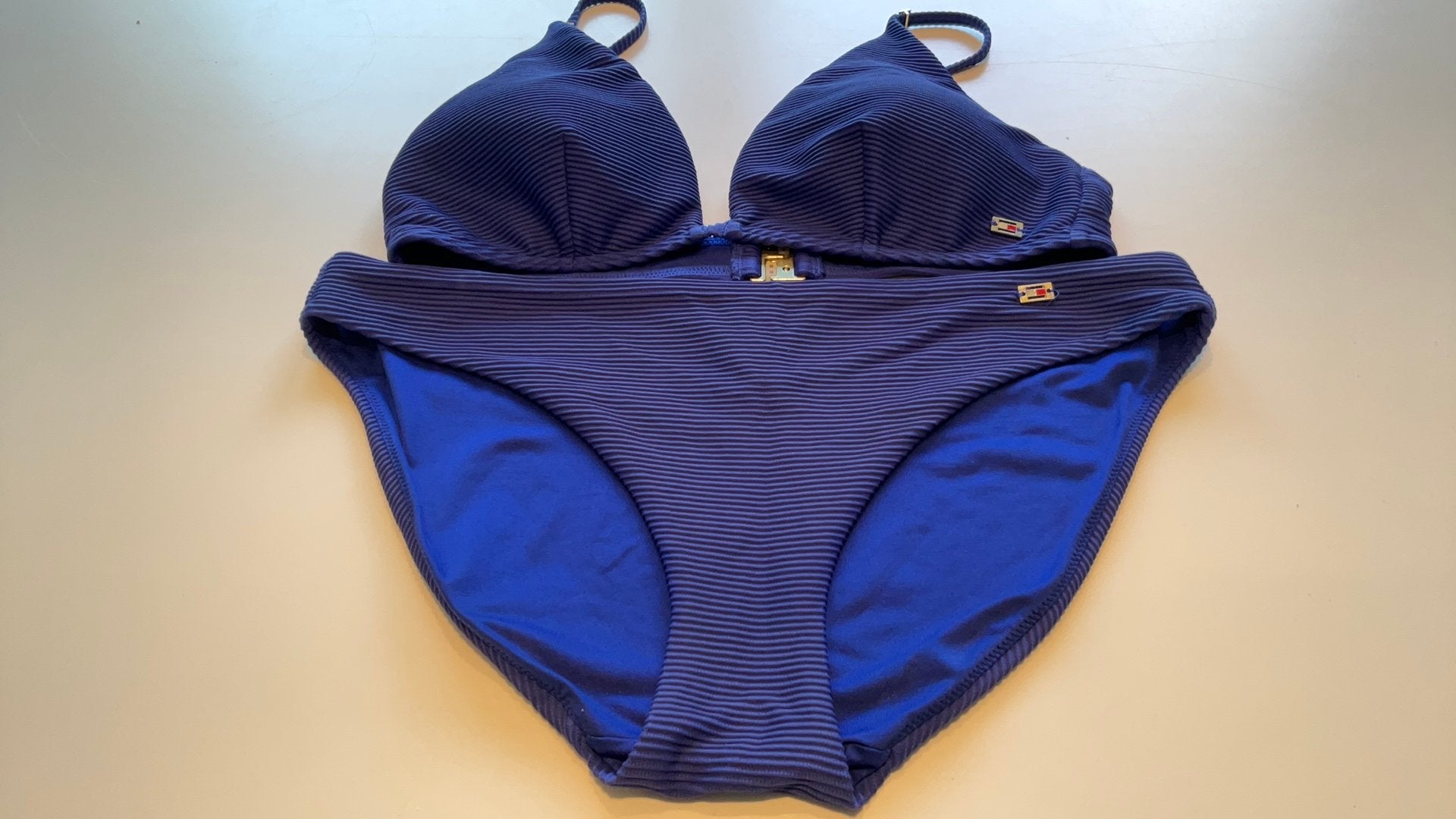 Hemelsblauwe en roze  bikini  tommy hilfiger beiden medium, Kleding | Dames, Badmode en Zwemkleding, Ophalen of Verzenden, Zo goed als nieuw