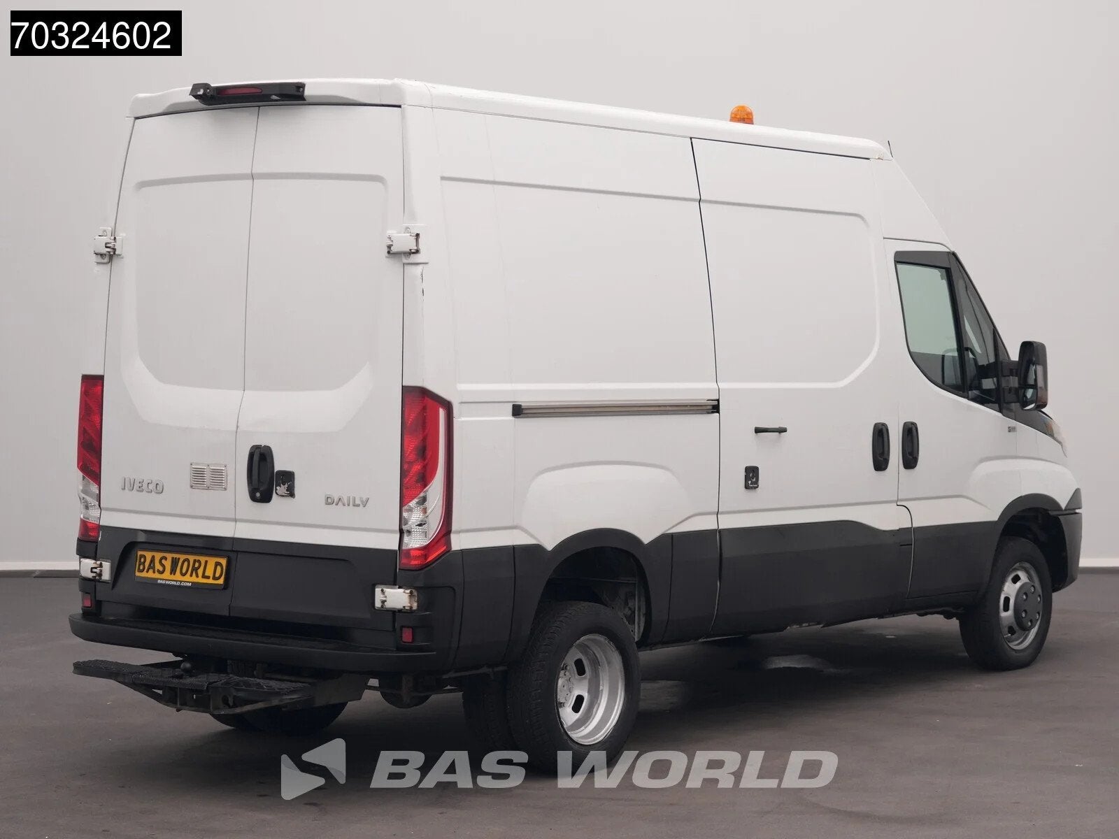 Iveco Daily 35C14 Euro6 L2H2 Dubbellucht 3.5t trekhaak Camer, Auto's, Bestelwagens en Lichte vracht, Stof, Gebruikt, Euro 6, Iveco