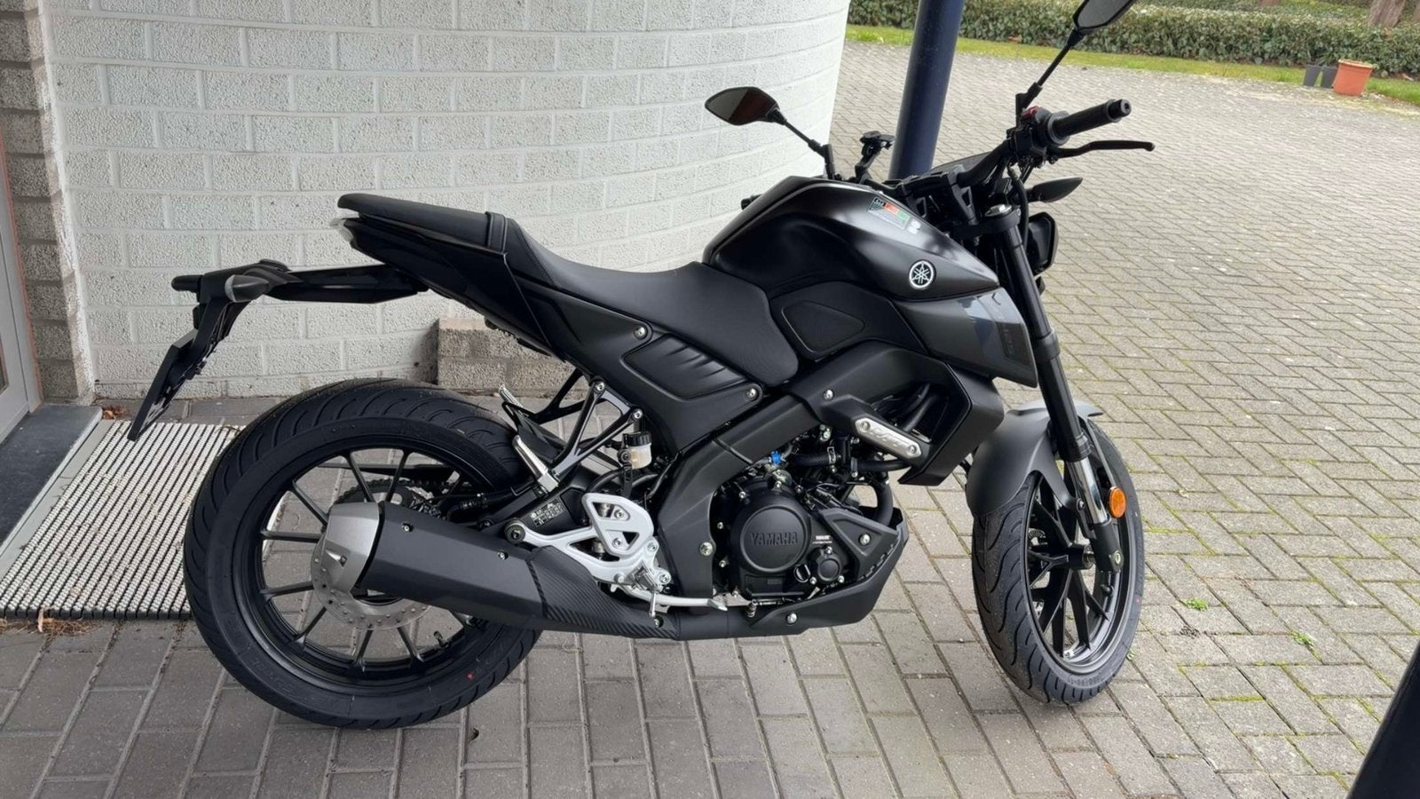 Yamaha MT125 2026 zwart 2750km te koop voor €4500., Motos, 125 cm³, Permis Moto A1 minimum, 12 à 35 kW, Éclairage LED