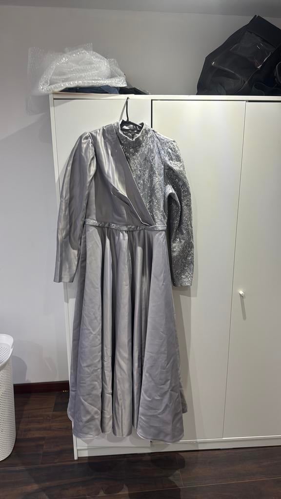 Robe élégante grise satinée avec détails brodés, Vêtements | Femmes, Robe de gala, Taille 38/40 (M), Gris, Enlèvement ou Envoi