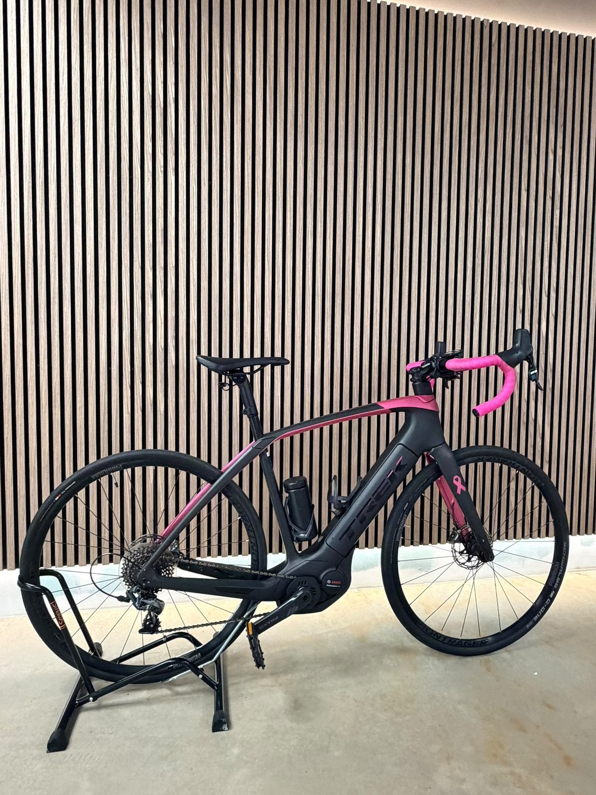 Trek koersfiets met batterij, Ophalen, Zo goed als nieuw