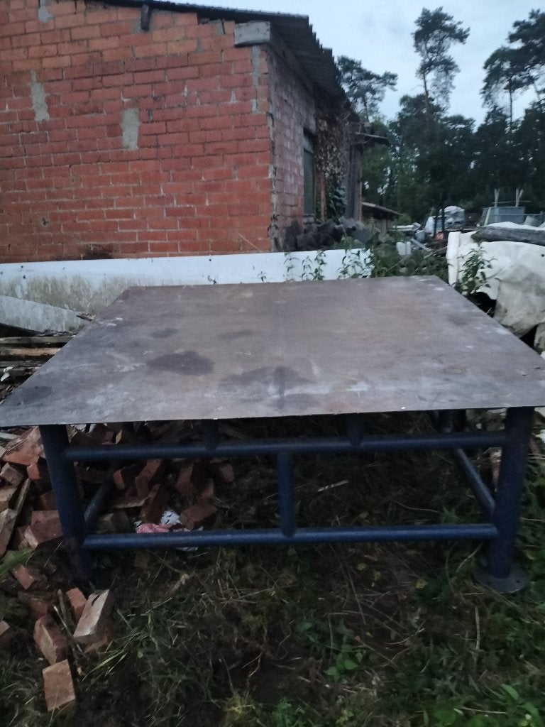 METALEN WERKTAFEL lastafel. 550€  2Mx2M zeer stevig., Ophalen, Gebruikt, IJzer