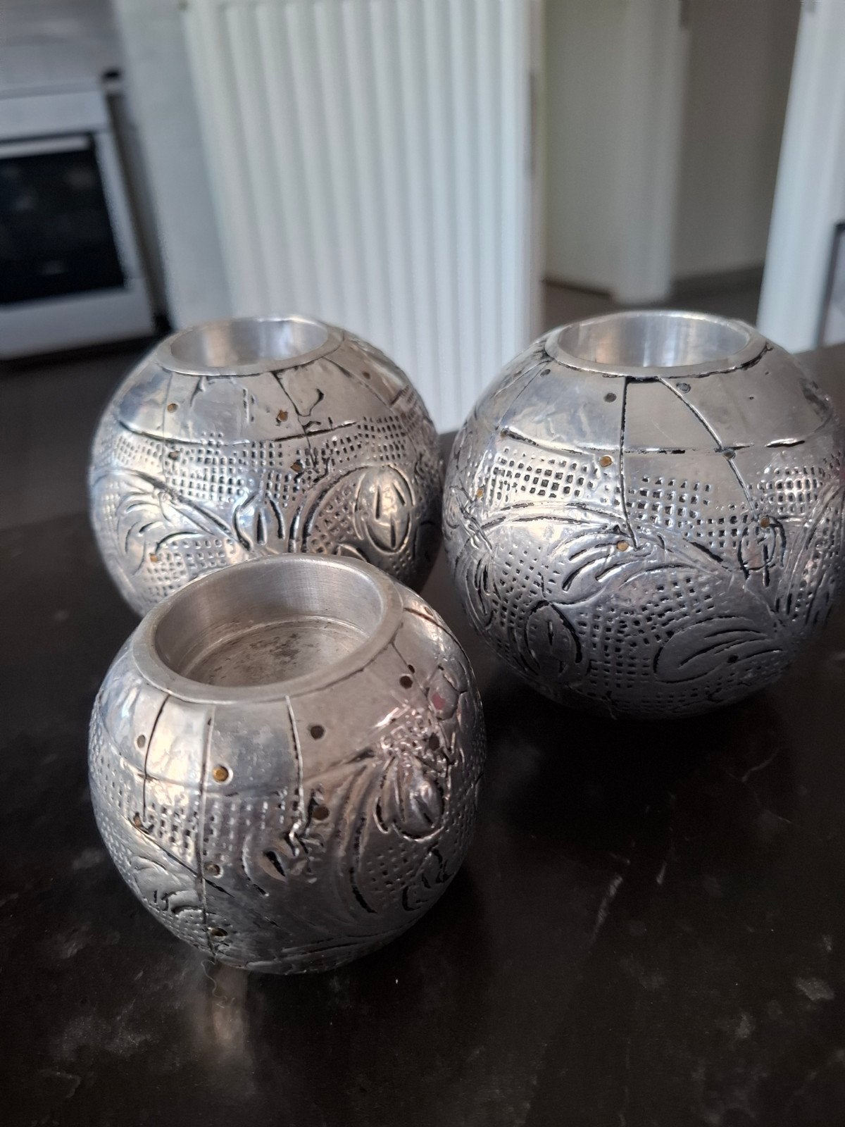 3 zilveren bollen voor kaarsen, Ophalen