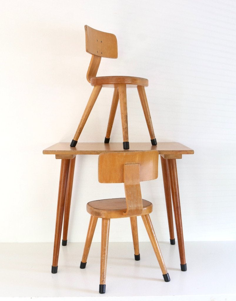 Vintage Houten Schilte tafeltje met 2 stoelen- kleuter setje, Kinderen en Baby's, Ophalen, Stoel(en)