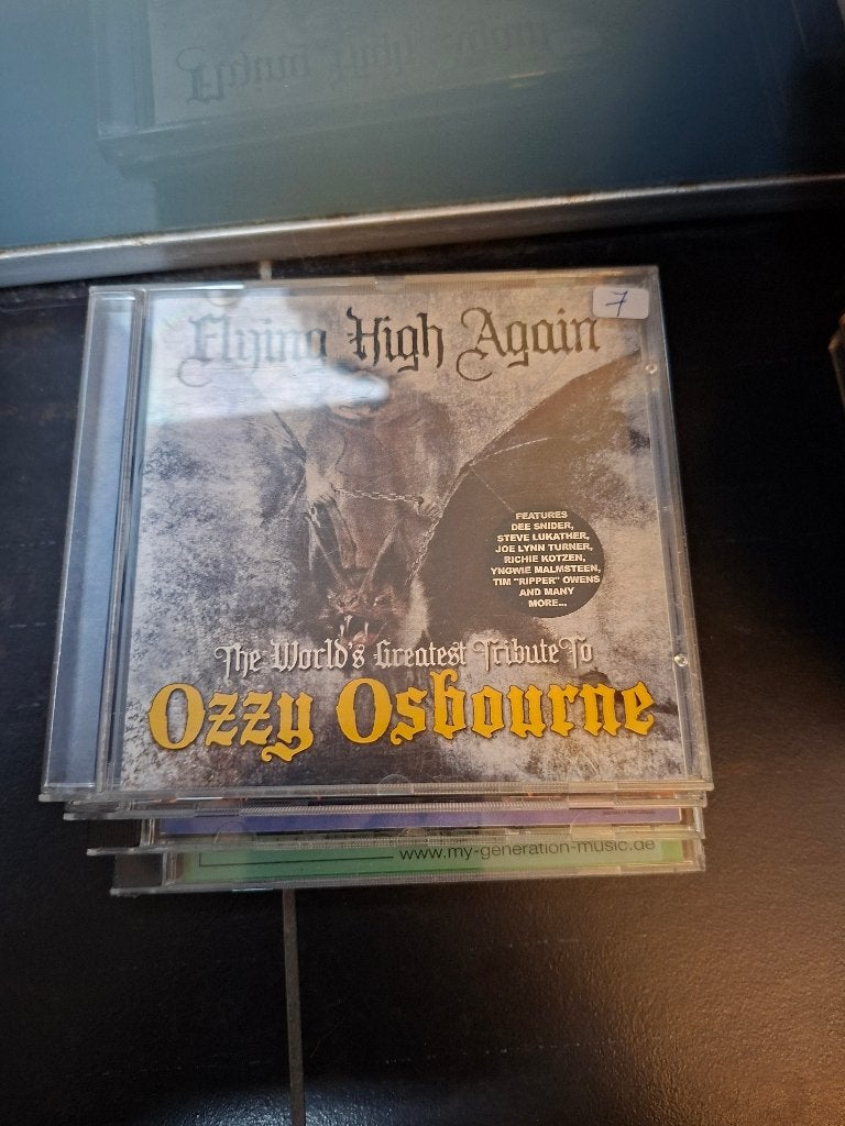 cd - various - ozzy osbourne tribute flying high again, Enlèvement ou Envoi, Comprend un livret, Comme neuf, Compilation