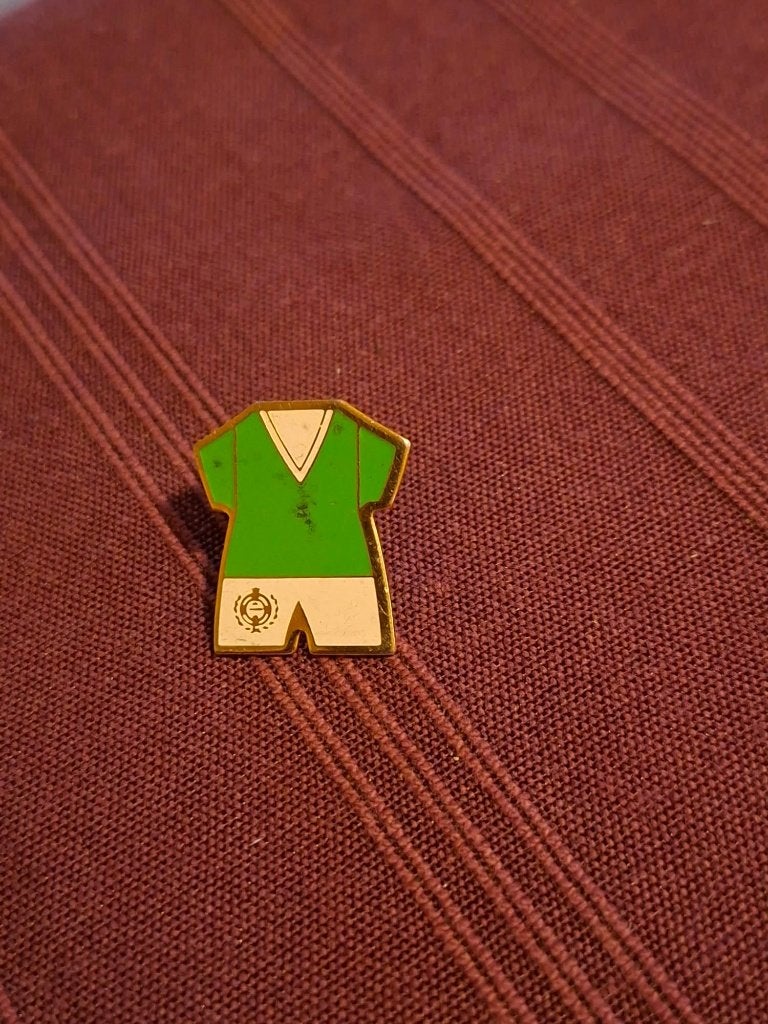 pin/speldje : SK Lommel / 1992 / Voetbaltenue, Ophalen of Verzenden, Gebruikt, Sport, Speldje of Pin
