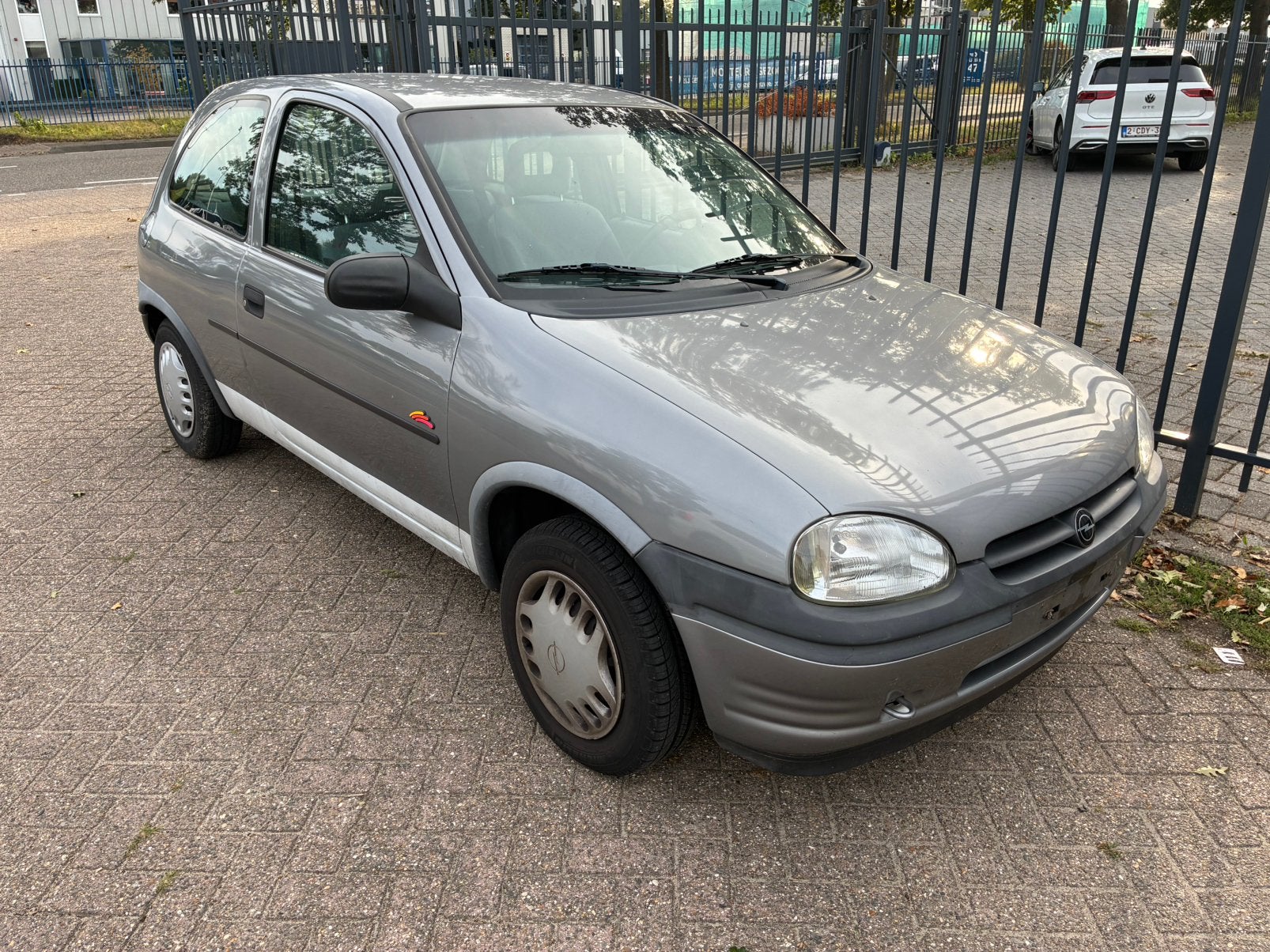 Opel Corsa 1.4 automaat 1999, Autos, Opel, Argent ou Gris, Achat, Ordinateur de bord, Automatique