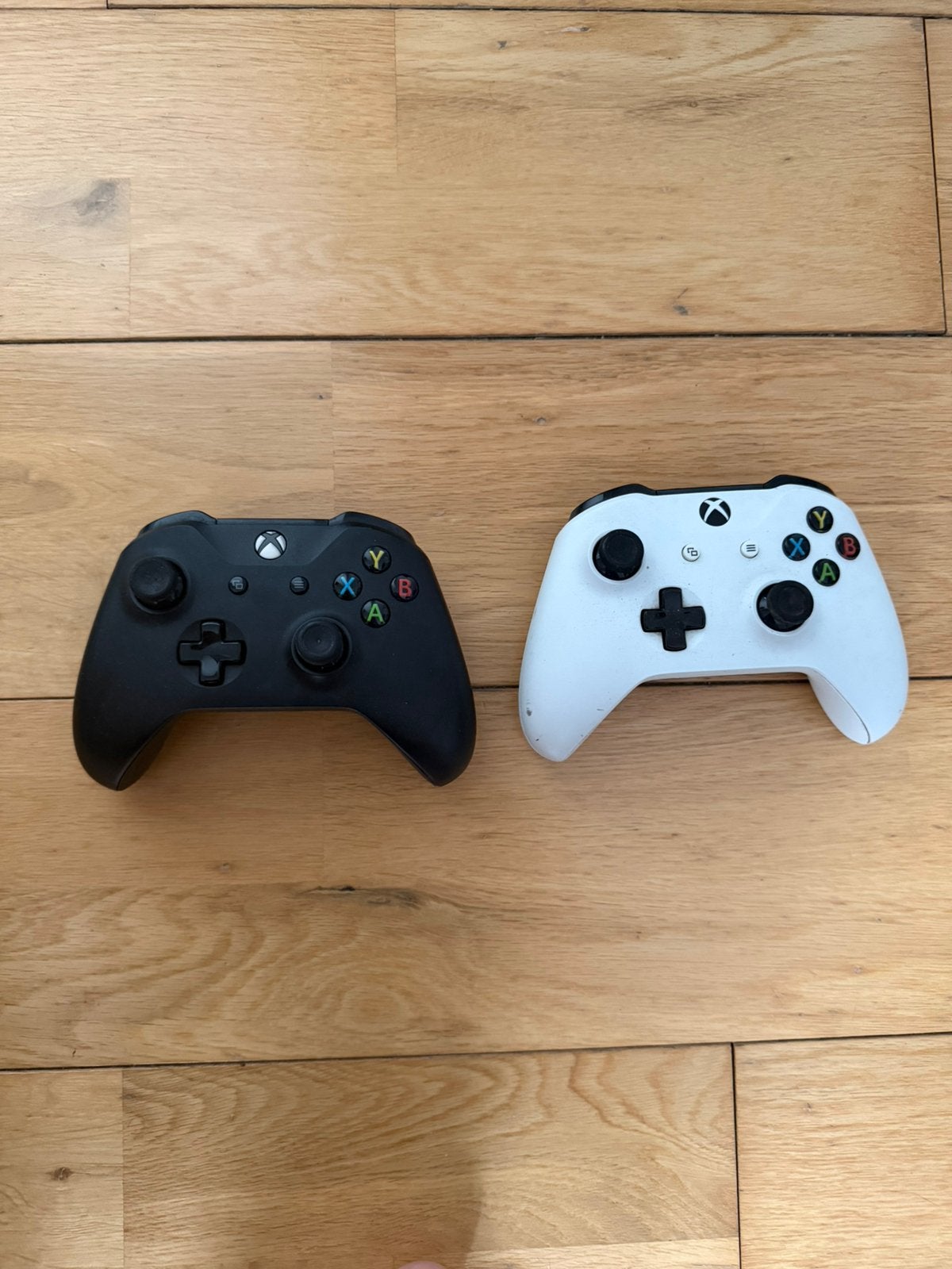 2 manettes xbox one, Enlèvement, Comme neuf