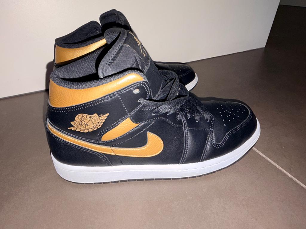 Nike Air Jordan 1 Mid Black Metallic Gold, Zwart, Ophalen of Verzenden, Zo goed als nieuw, Sneakers