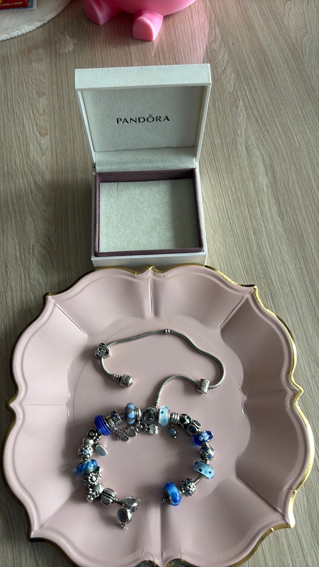 Twee pandora armbanden met 24 beeldjes met àlles origineel, Handtassen en Accessoires, Armbanden, Ophalen, Zo goed als nieuw
