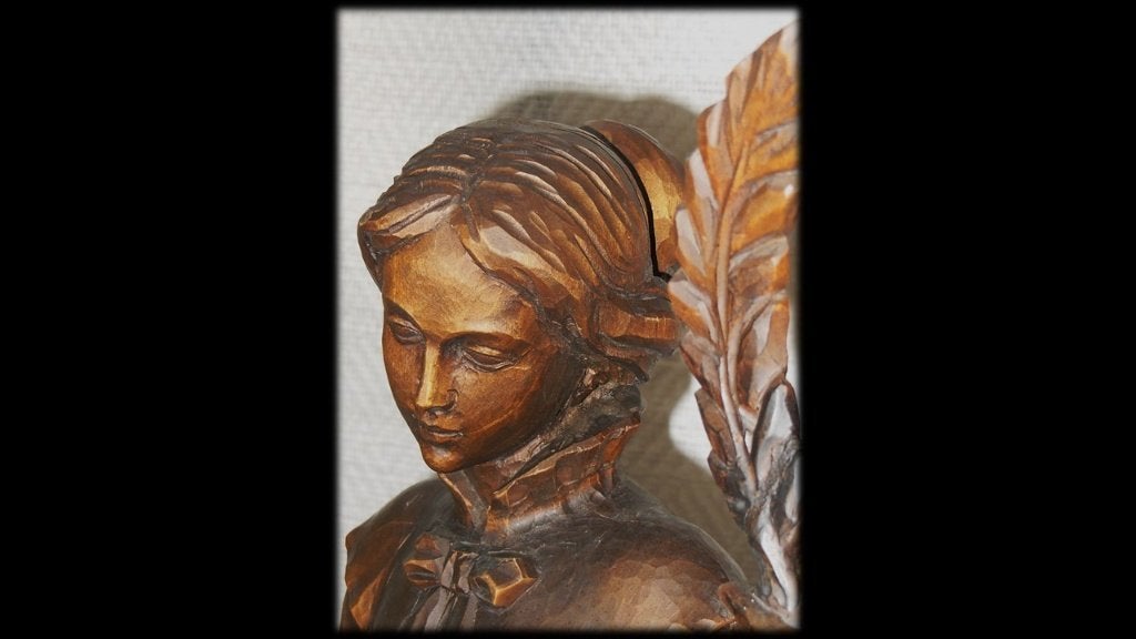 Houten beeldhouwwerk van Toni Görtz – Notburga, Statue, Bois, Brun, Fait main