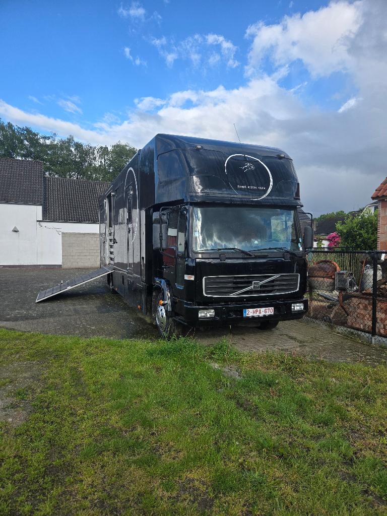 Paardenvrachtwagen volvo, Animaux & Accessoires, Chevaux & Poneys | Semi-remorques & Remorques, Utilisé, Autres types, Polyester