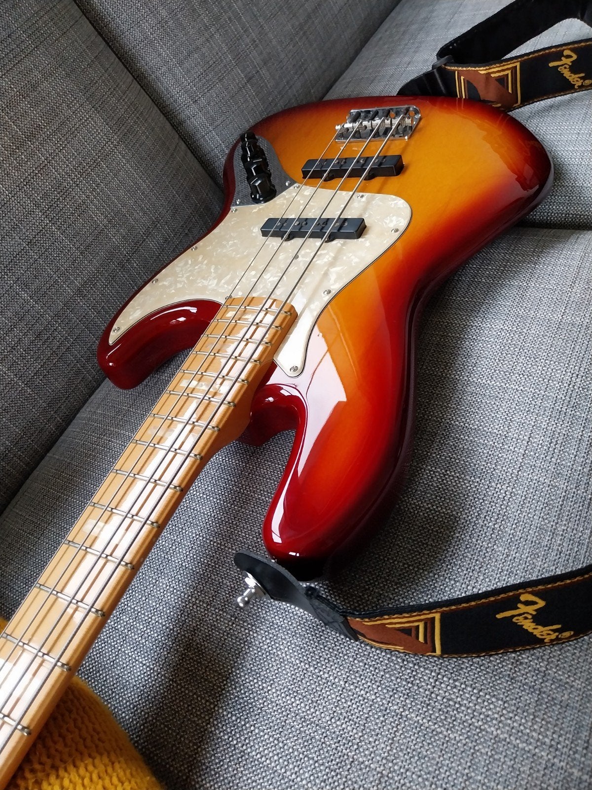 Fender CS Jazz Bass Cherry Burst 2007, Musique & Instruments, Instruments à corde | Guitares | Basses, Enlèvement