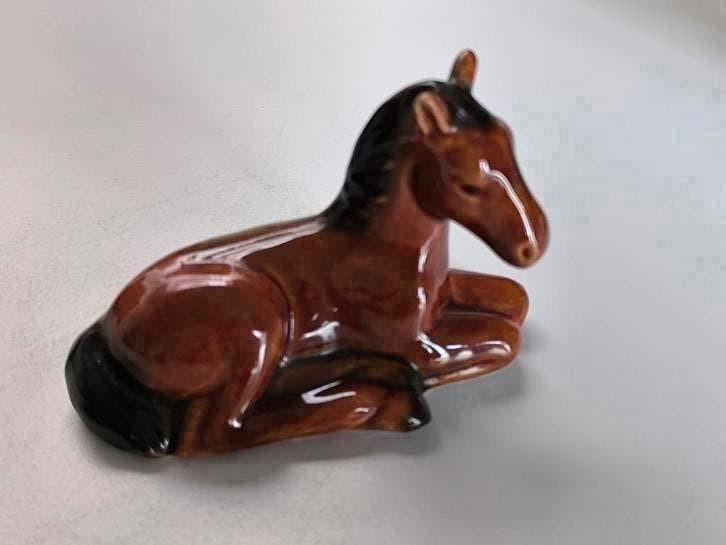 Prachtig beeldje van liggend paard, Ophalen of Verzenden