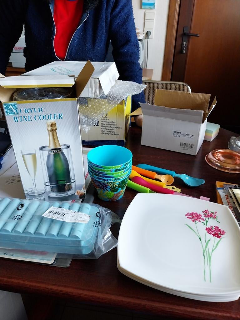 Keukenset: plastic borden, ijsset, koelkastemmer, Verzenden, Nieuw