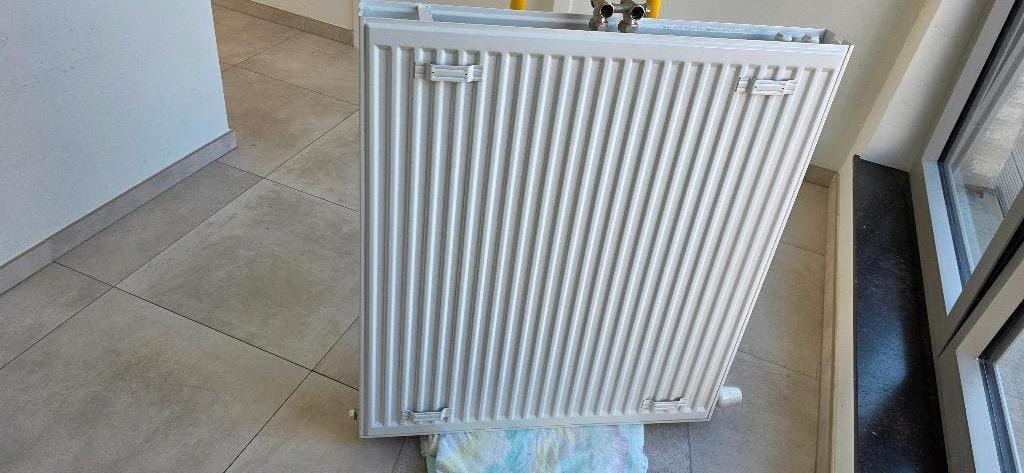 CV - Radiator met thermostatische kraan, Doe-het-zelf en Bouw, Ophalen, Radiator