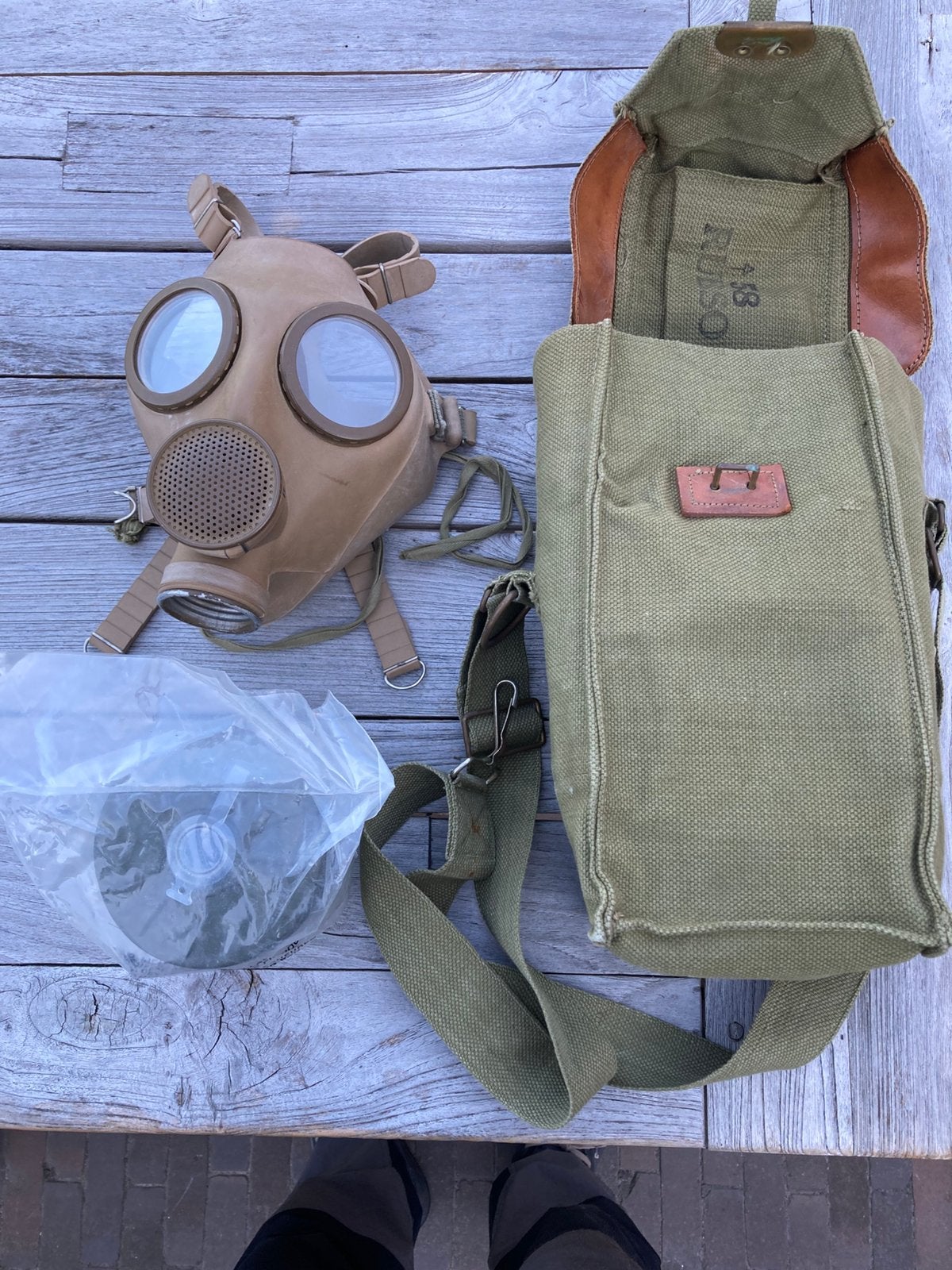 2 gasmaskers, burger en militair, Verzamelen, Militaria | Algemeen, Ophalen, Landmacht, Overige typen