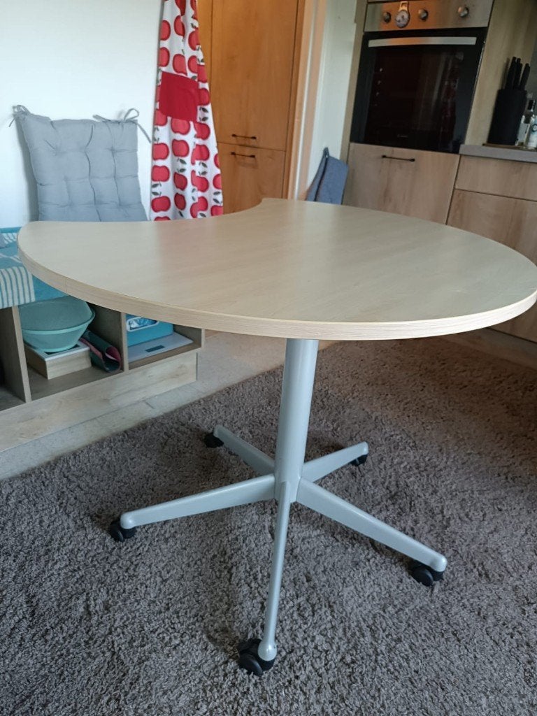 Maanvormige tafel., Huis en Inrichting, Tafels | Eettafels, Ophalen, Overige materialen, Gebruikt, 50 tot 100 cm