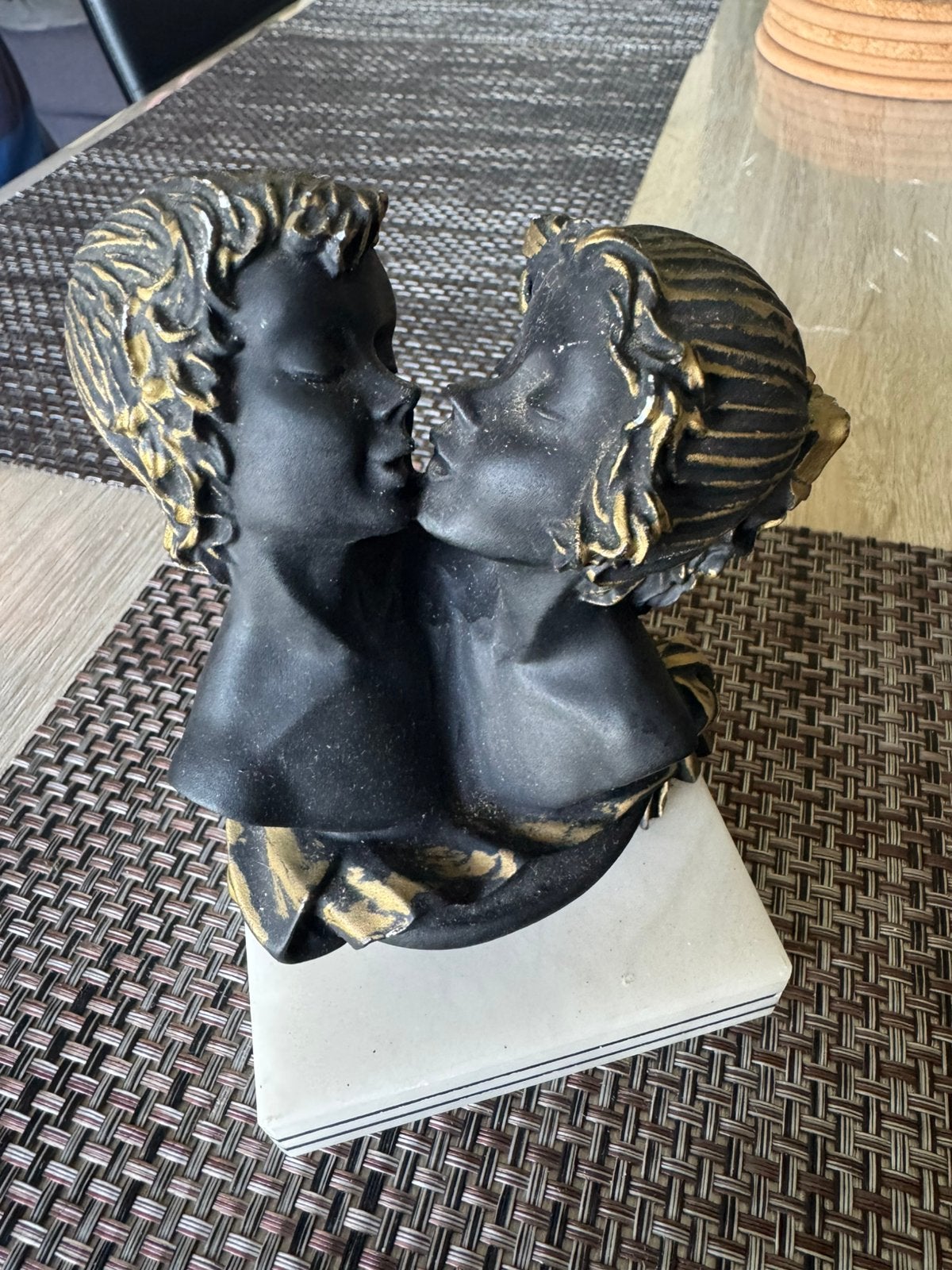 Sculpture en plâtre intitulée "Le Baiser Donné", Enlèvement, Utilisé