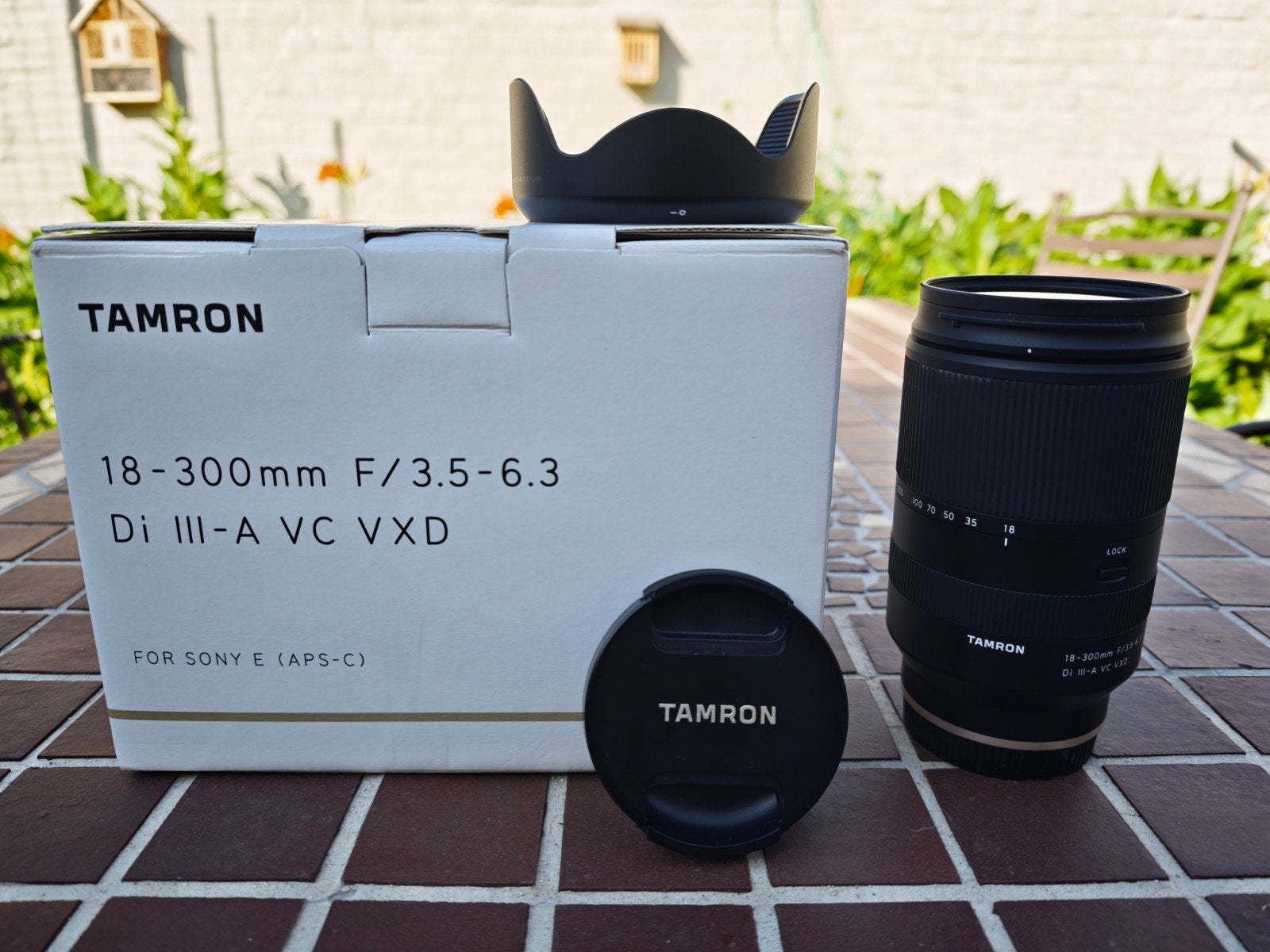 Tamron 18-300mm f/3.5-6.3 Di III-A VC VXD, TV, Hi-fi & Vidéo, Appareils photo numériques, Sony, Bouchon d'objectif, Pare-soleil