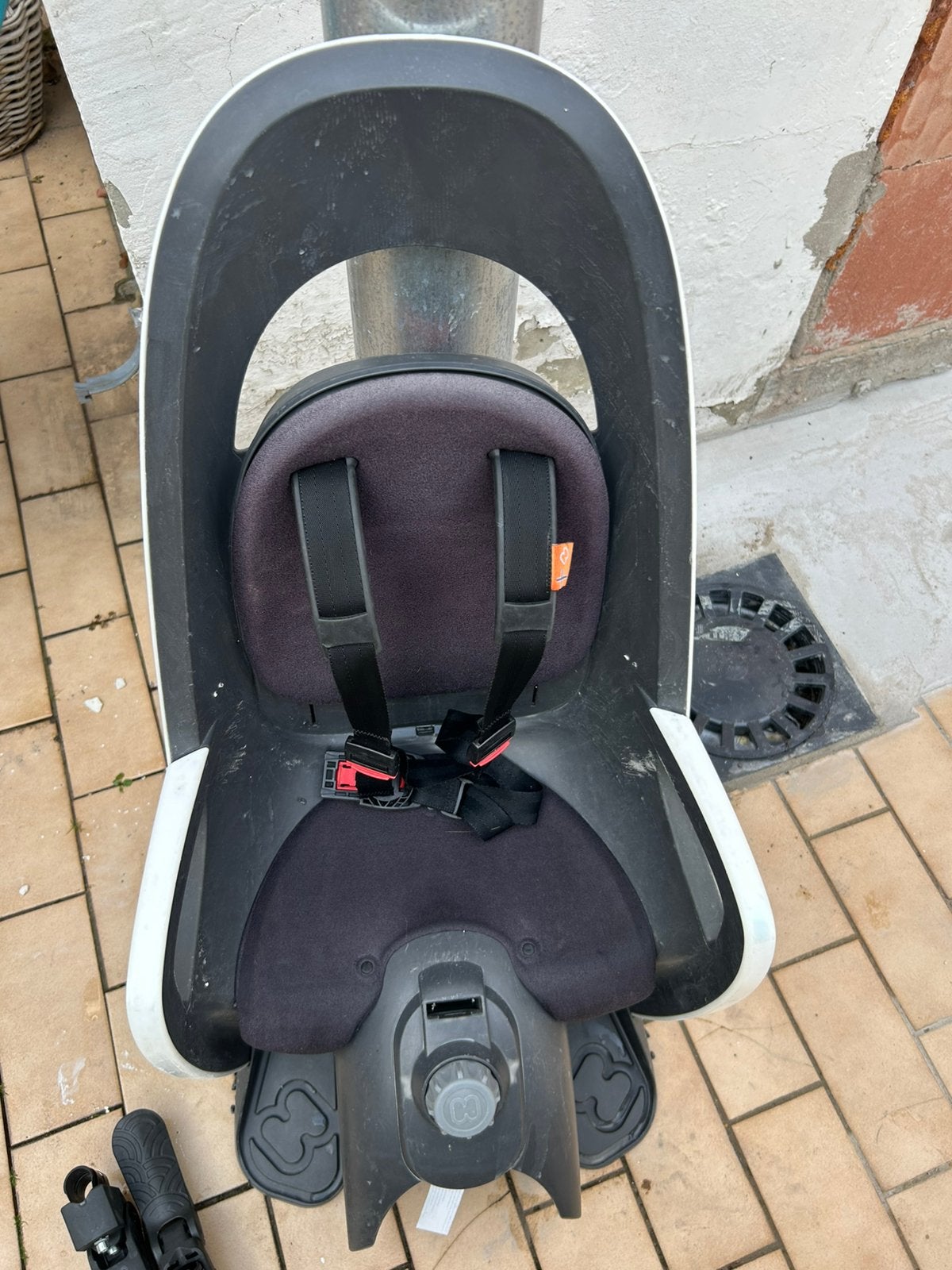 Siège vélo enfant arrière HamaxCaress fixation porte-bagages, Vélos & Vélomoteurs, Repose-pieds, 15 à 25 kg, Enlèvement, Utilisé