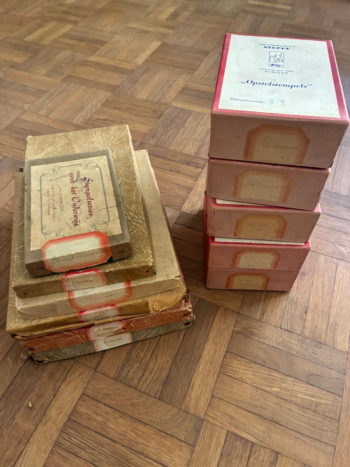 Oude schoolstempels 83 stuks, Antiek en Kunst, Ophalen, Overige thema's