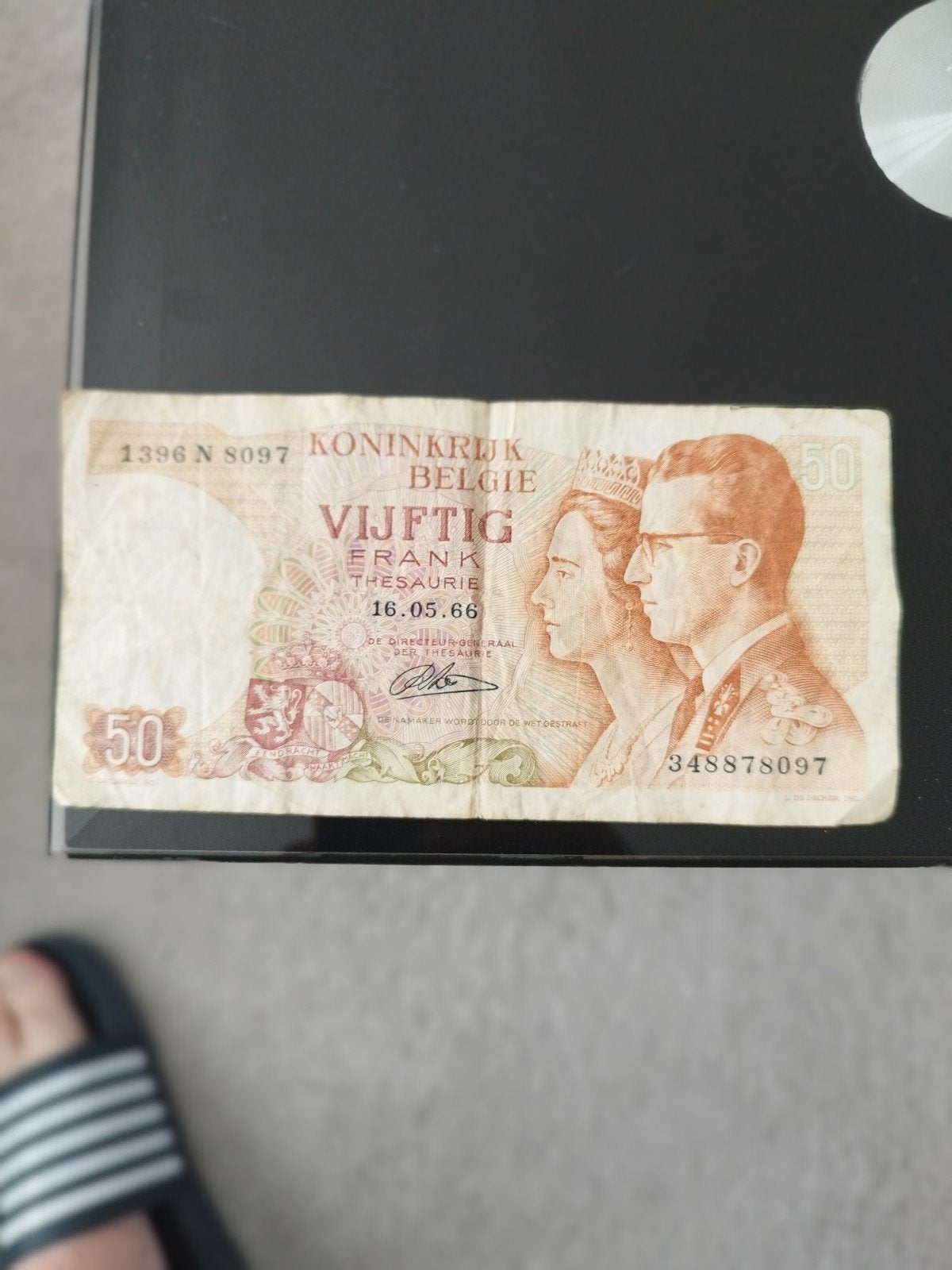 av 2 billets de 50 francs belge, Enlèvement