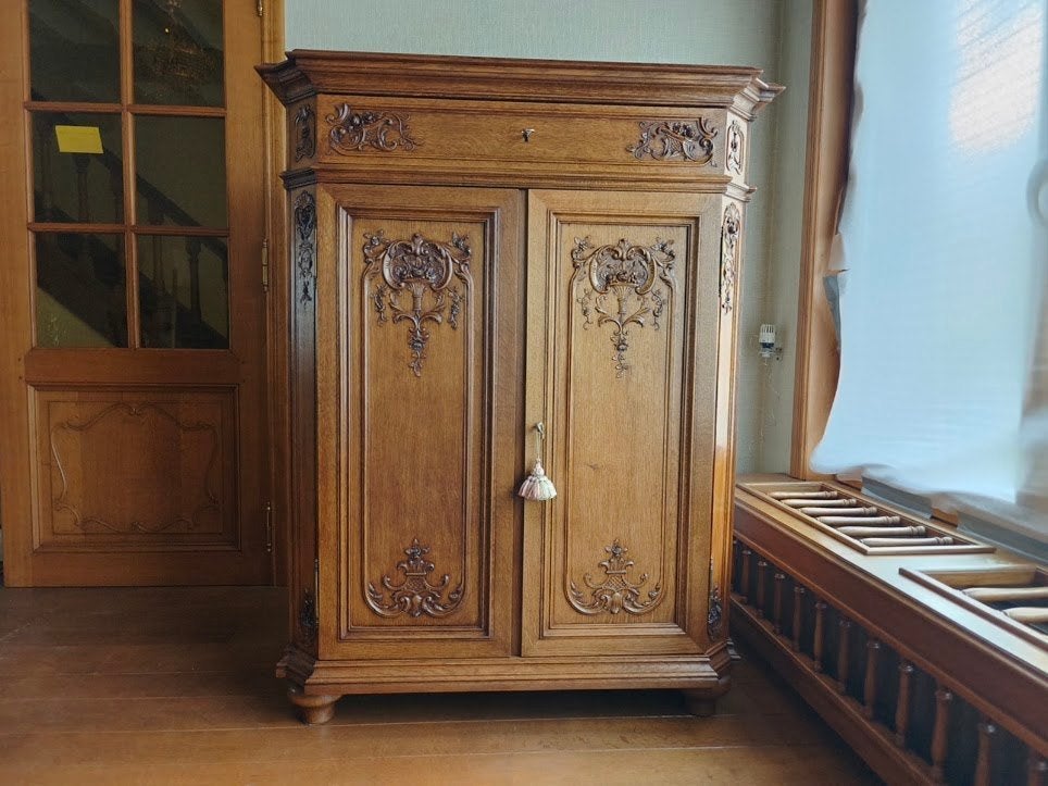 Franse  kast van eikenhout, gesneden begin 20e eeuw., Antiek en Kunst, Ophalen