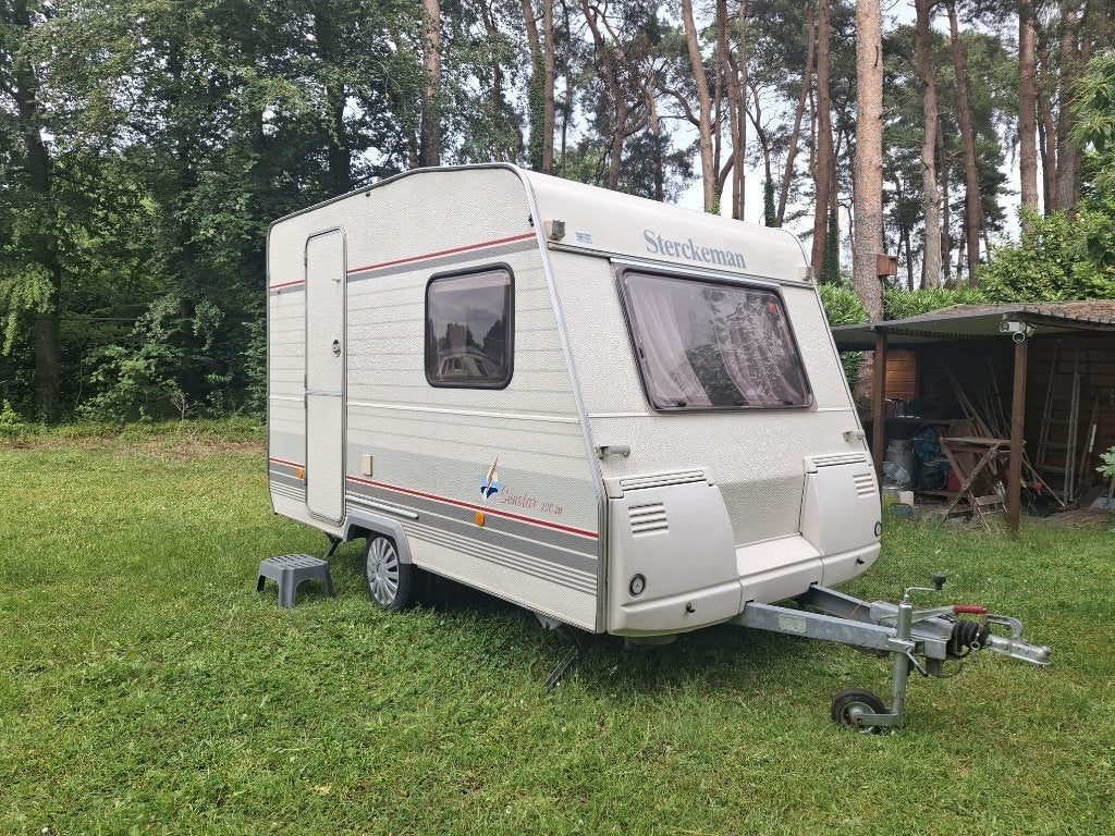 Keuringvrij Caravan Sterckeman Sunstar 330 -750kg, Sterckeman, Treinzit, Tot en met 3, Hordeur