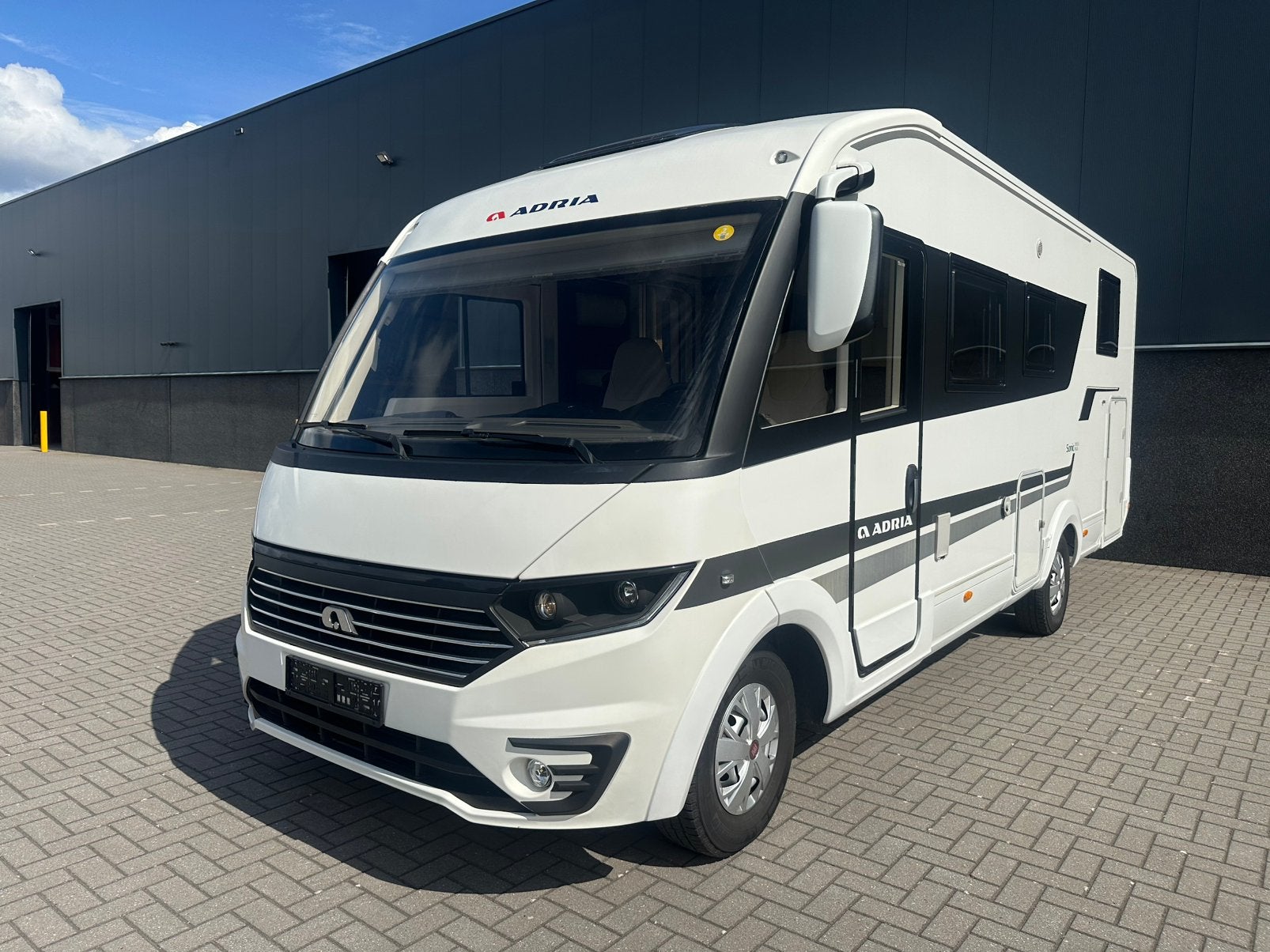 Adria Sonic 700 SL Plus Mobilhome, Caravanes & Camping, Jusqu'à 4, Réfrigérateur, Toilette à cassette, Fiat
