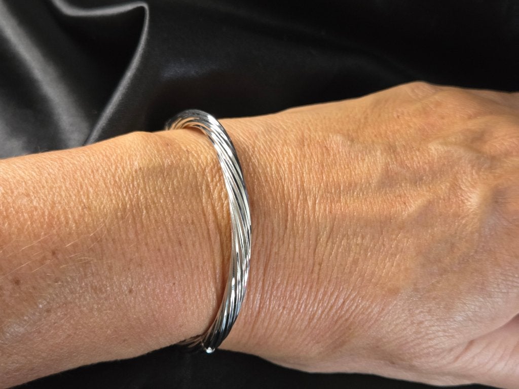 Gedraaide zilveren kabel motief slavenarmband. 2026/498, Bijoux, Sacs & Beauté, Bracelets, Enlèvement ou Envoi, Neuf, Argent, Argent