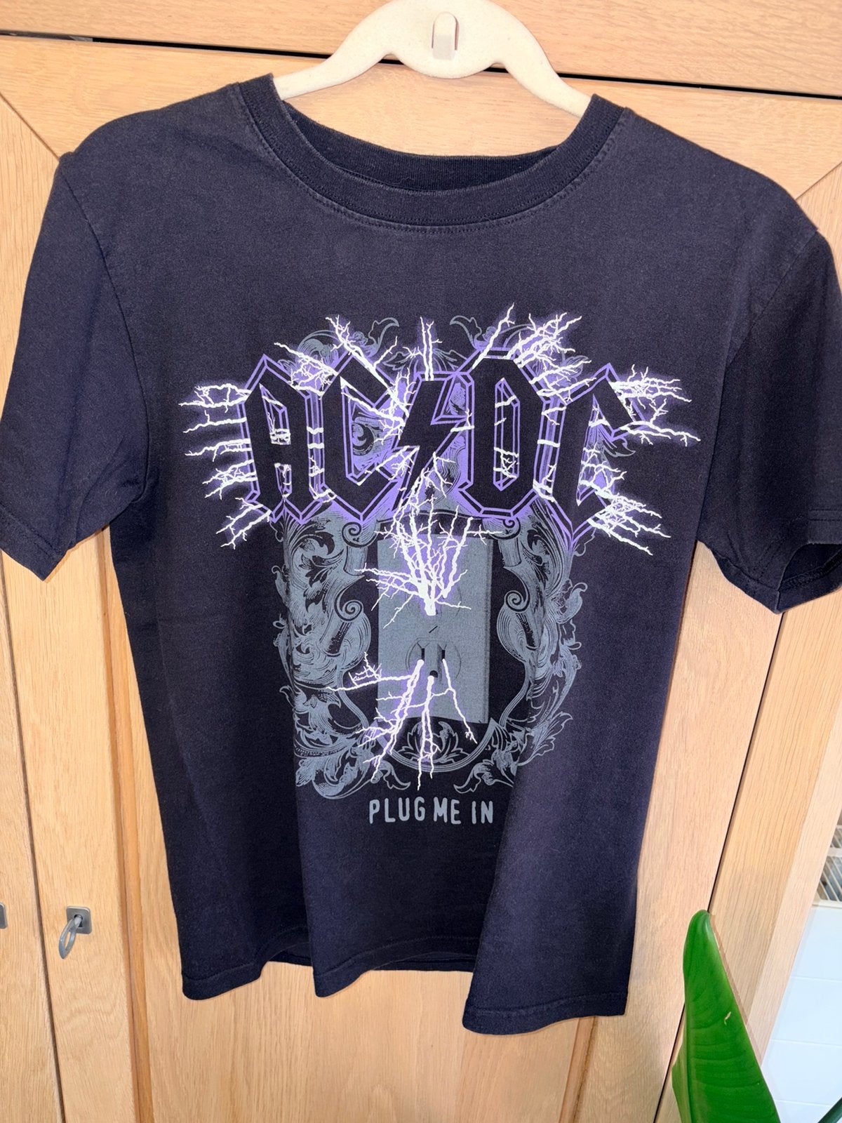 T-shirt Solid Rock AC / DC Plug Me In (Medium), Solid Rock, Maat 48/50 (M), Zwart, Ophalen of Verzenden