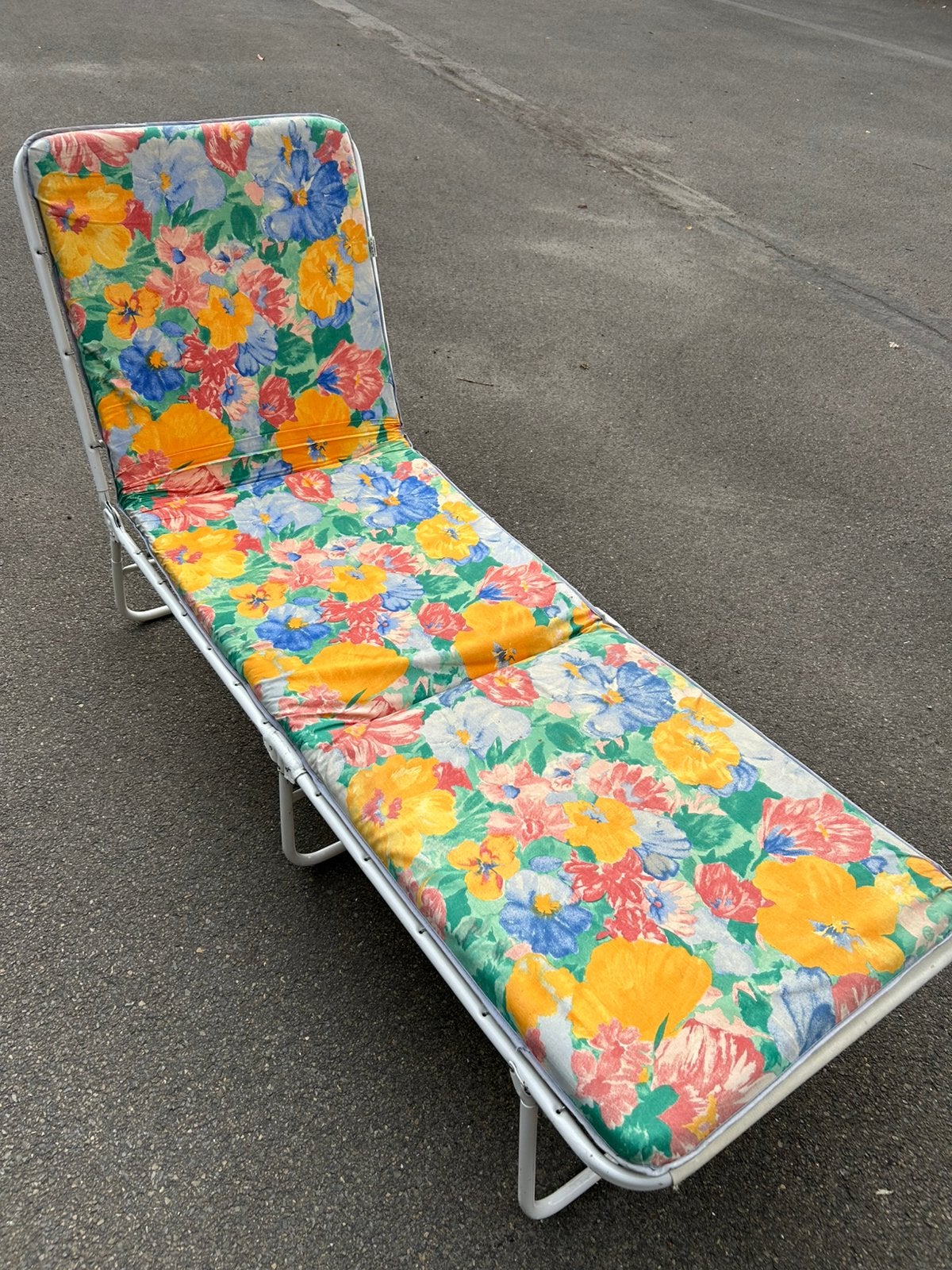 Vintage ligbed bloemenprint Sieger, Tuin en Terras, Ligbedden, Ophalen, Zo goed als nieuw, Metaal, Inklapbaar