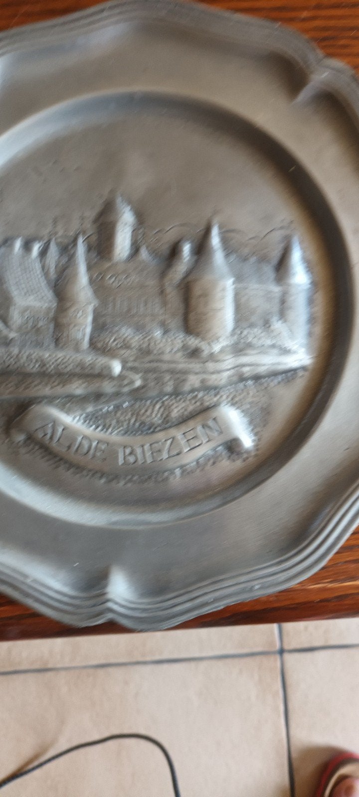Tinnen schotel Alden Biesen, Ophalen