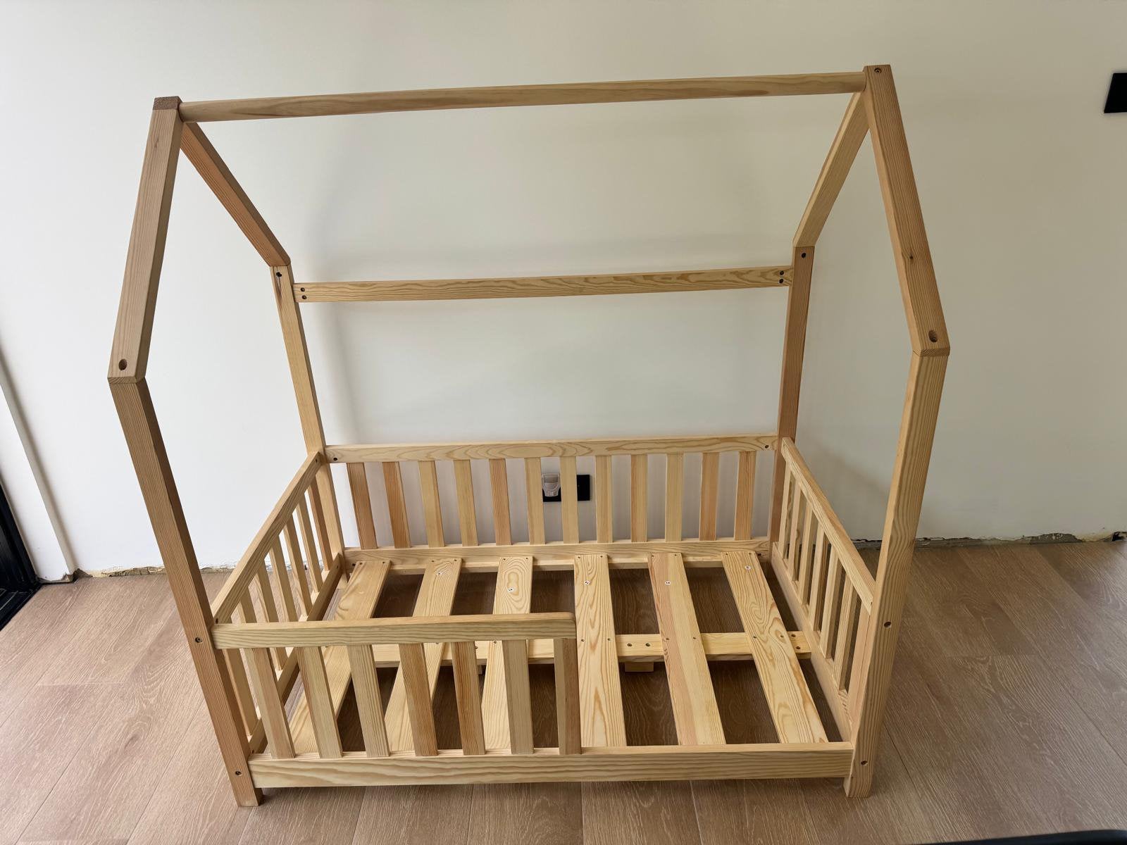 Kinderbed in de vorm van een huisje, Ophalen, 70 tot 85 cm, Zo goed als nieuw, Minder dan 140 cm