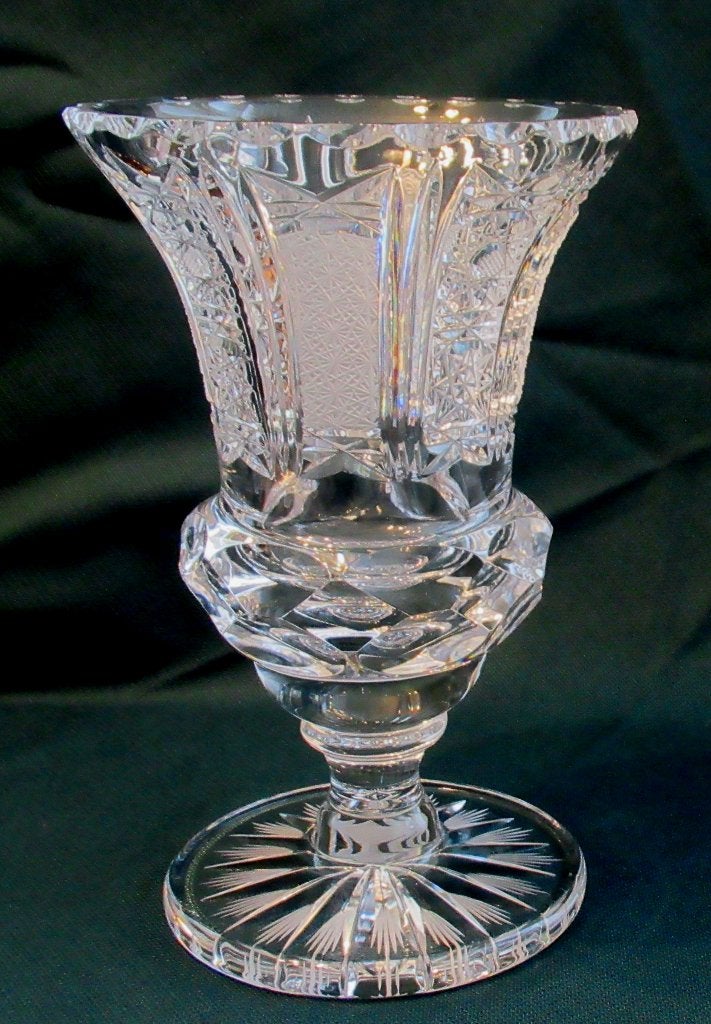 Magnifique vase en cristal au plomb de Bohême sur pied., Antiquités & Art, Enlèvement ou Envoi