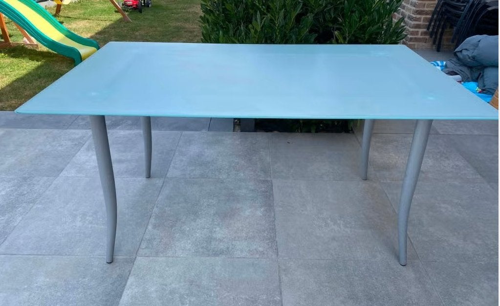 glazen tafel met metalen poten, Ophalen, Gebruikt, 100 tot 150 cm, 50 tot 100 cm