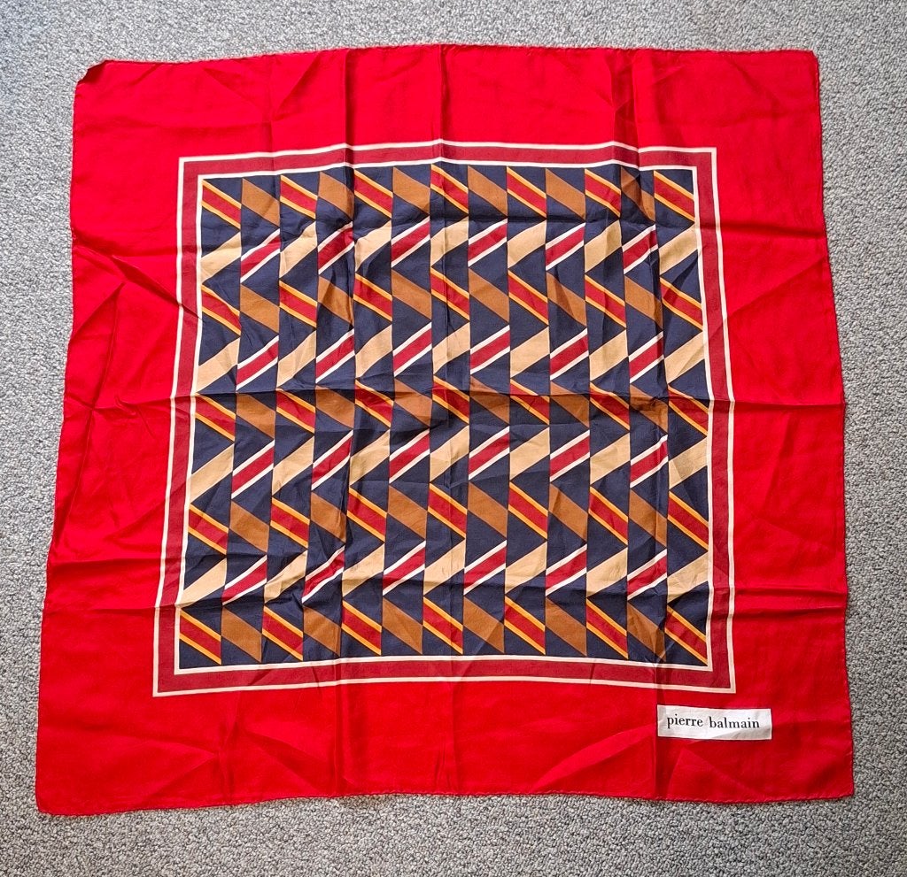 Mooie vintage zijden sjaal van Pierre Balmain 75 x 75 cm, Kleding | Dames, Maat 46/48 (XL) of groter, Ophalen of Verzenden, Zo goed als nieuw