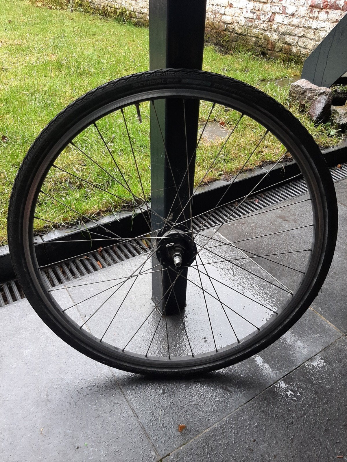 Roue avec moyeu Shimano 28po, Vélos & Vélomoteurs, Vélos Pièces, Pneu