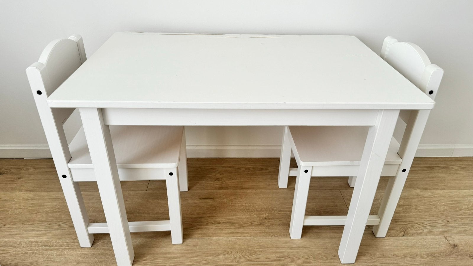 IKEA SUNDVIK witte kindertafel + twee kinderstoelen, Kinderen en Baby's, Ophalen, Gebruikt