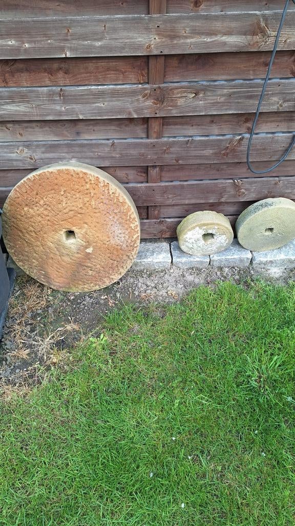 Oude slijpstenen te gebruiken voor eventuele waterpartij, Ophalen