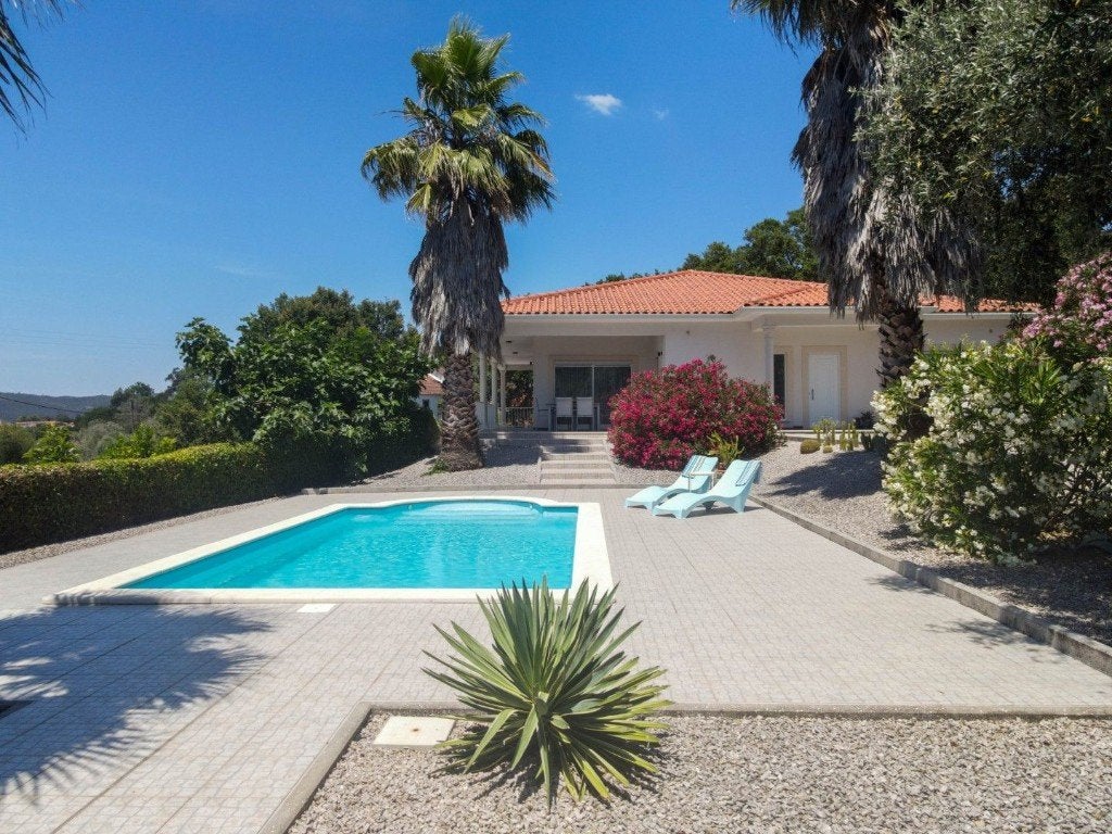 Mooie bungalow met overdekte varanda,zwembad,tuin en garage, Immo, Buitenland, 328 m², Woonhuis, Portugal, Landelijk
