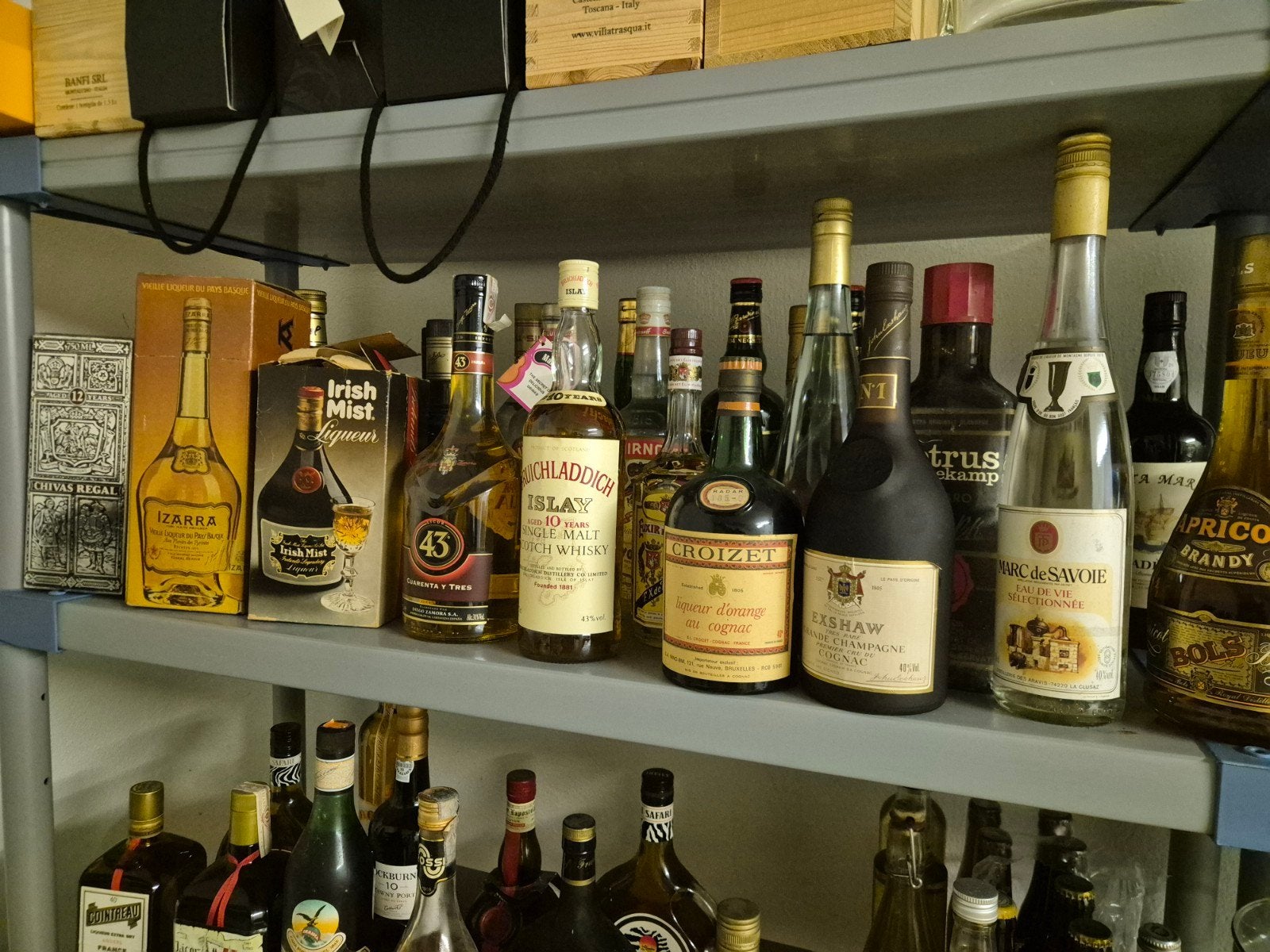 lot alcoholische dranken in ongeopende flessen.