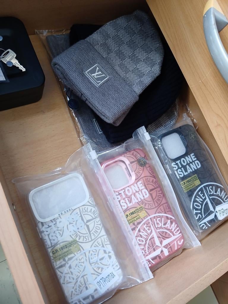 LV mutsen  & stone island hoesjes, Nieuw, Overige maten, Ophalen of Verzenden, Louis Vuitton