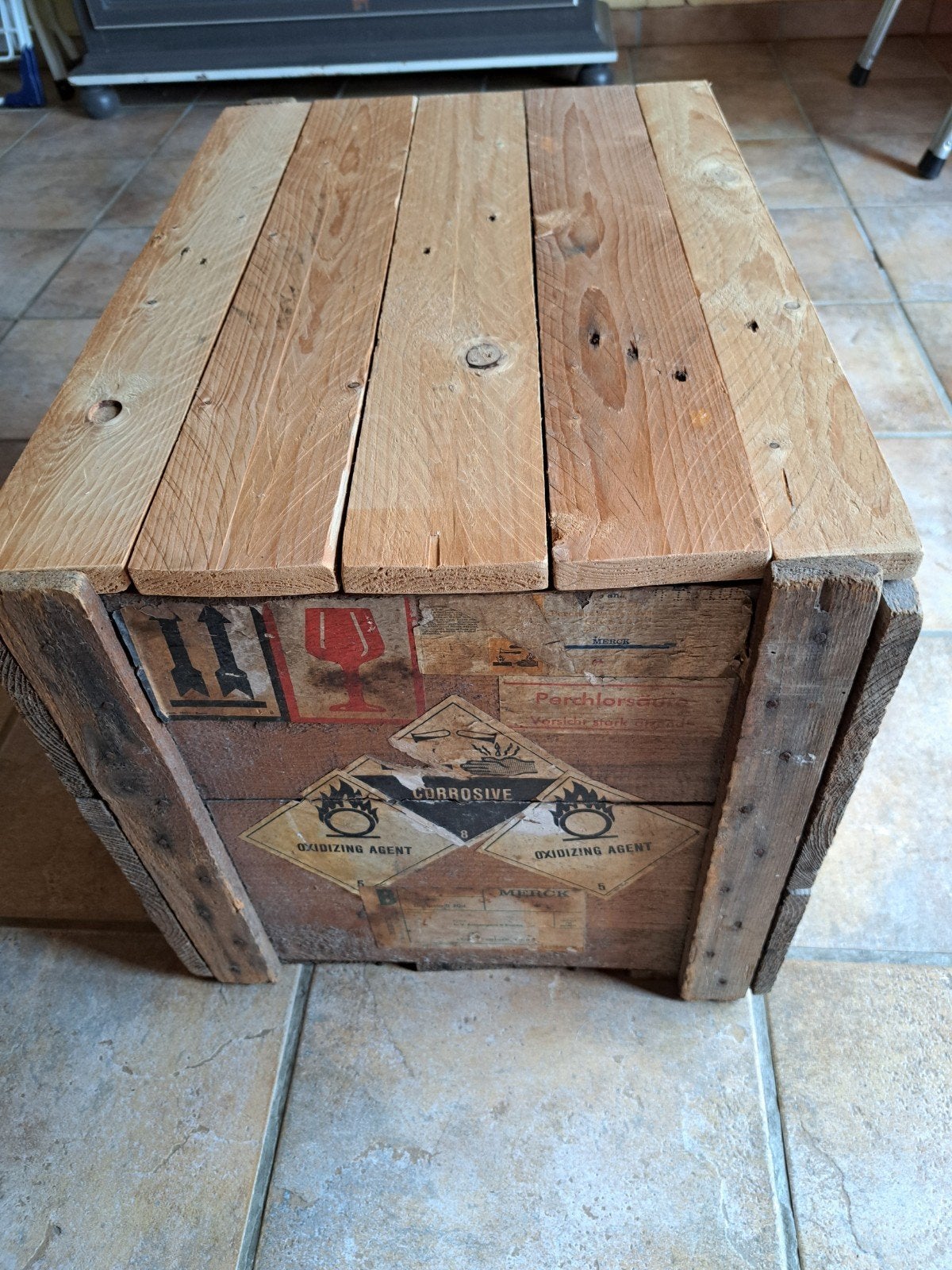 Ancienne caisse de transport  en bois  Merck, Enlèvement