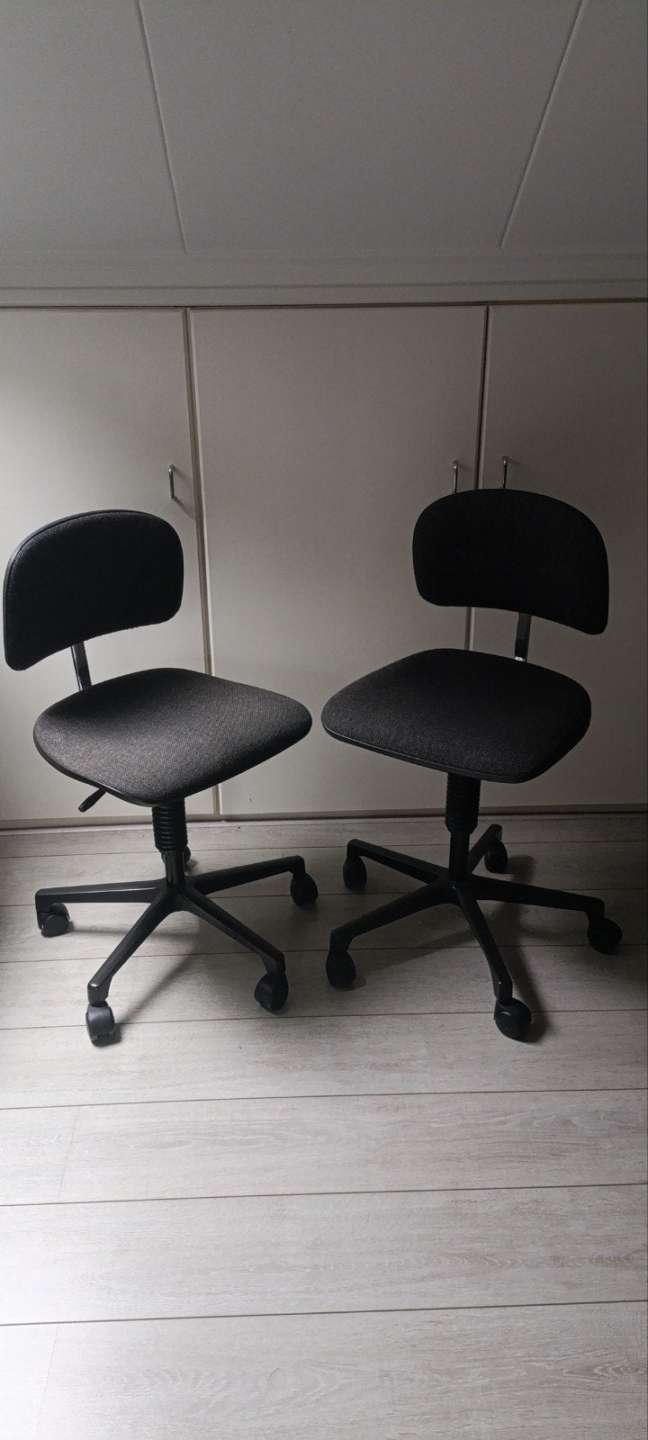 2 burostoelen, Maison & Meubles, Enlèvement, Utilisé, Gris, Chaise de bureau