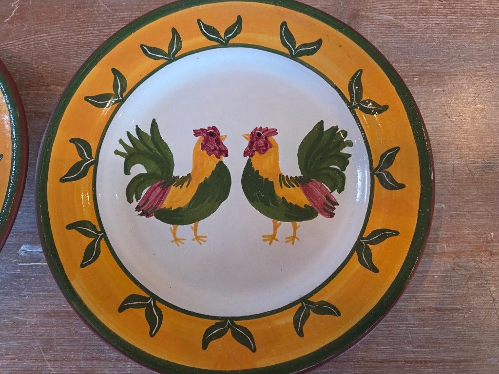 Borden met haan uit Portugal, Maison & Meubles, Cuisine | Vaisselle, Comme neuf, Assiettes(s), Autres styles, Poterie, Enlèvement ou Envoi