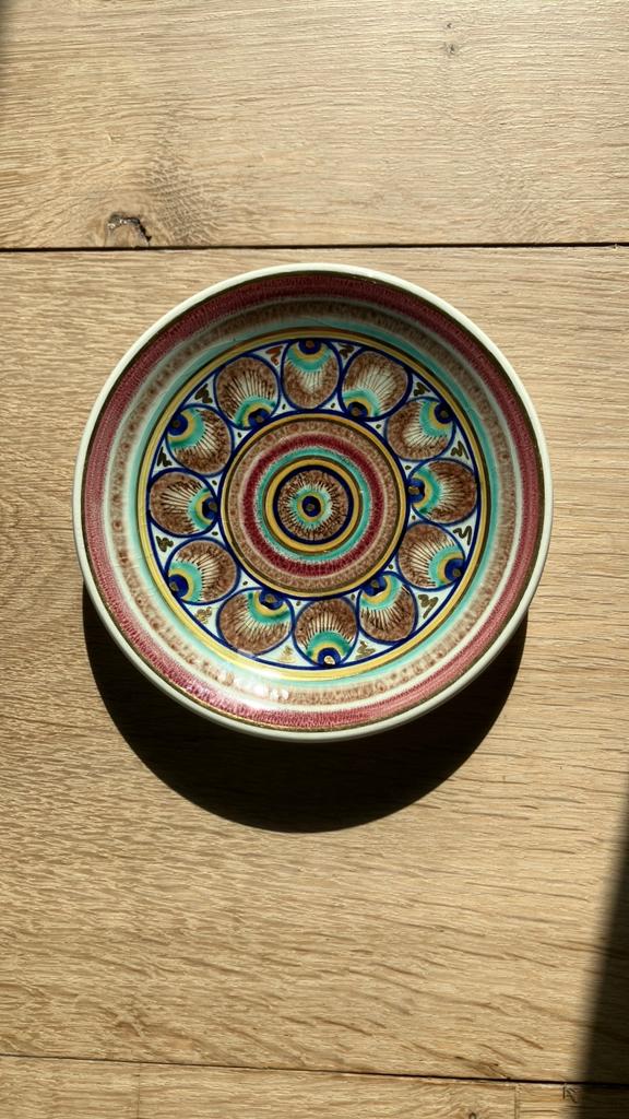 Plateelbakkerij Uniek — Kleurrijk sierbordje — model 130, Antiek en Kunst, Antiek | Schalen, Ophalen of Verzenden