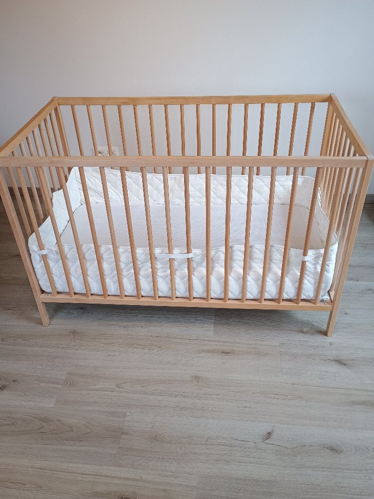 Babybed + Aerosleep matras beschermer hoeslaken bedomrander, Kinderen en Baby's, Ophalen, Zo goed als nieuw, Ledikant